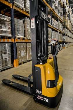 Штабелер электрический самоходный CHL CDD12J-LI 1,2т 3м Li-Ion: 24/60 В/Ач