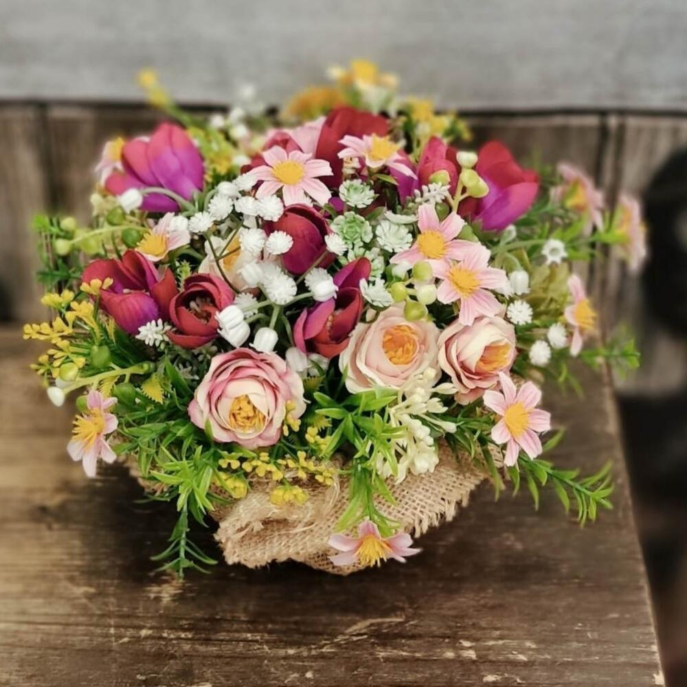 Композиция с весенними цветами для декора