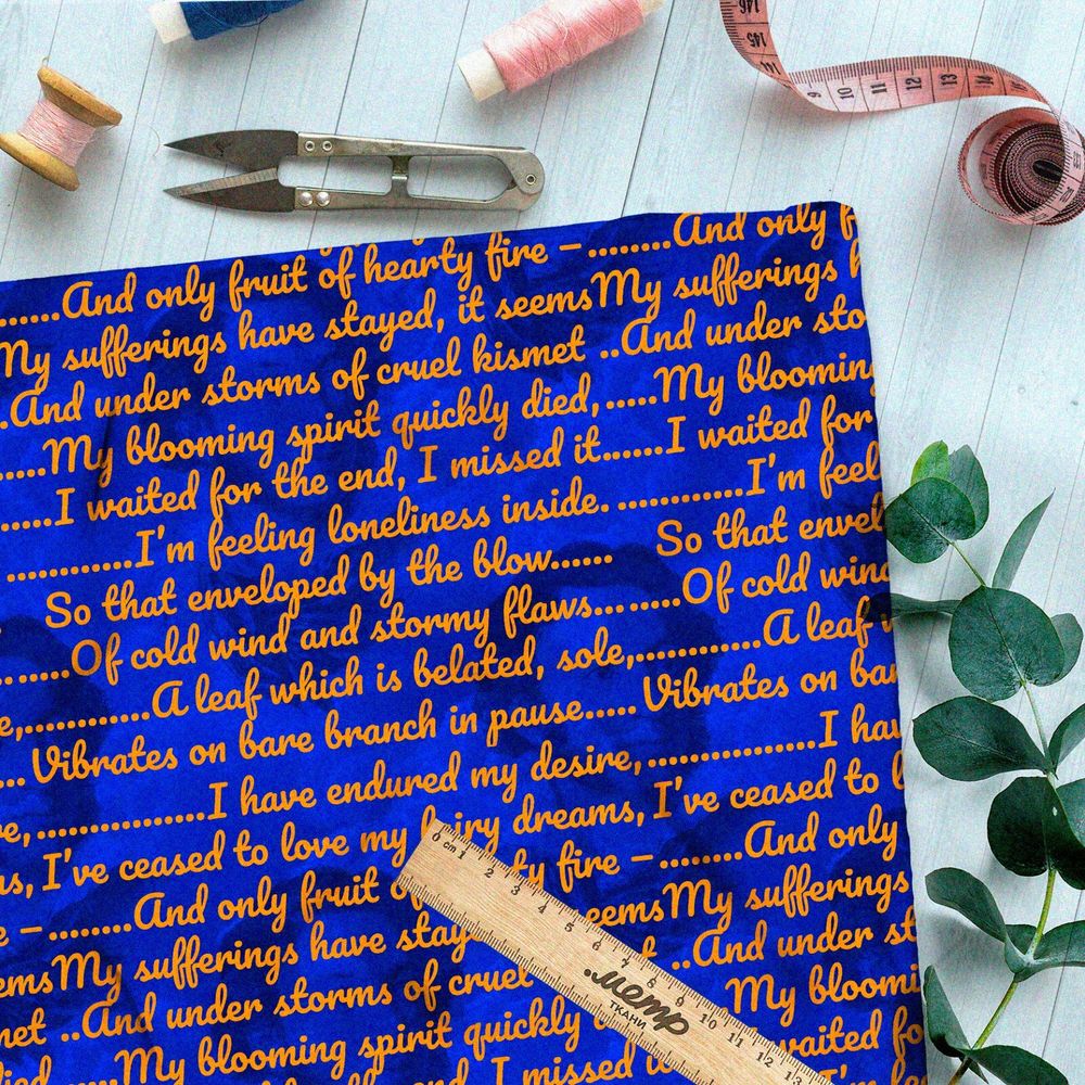 Ткань бифлекс оранжевая английская поэзия на синем фоне