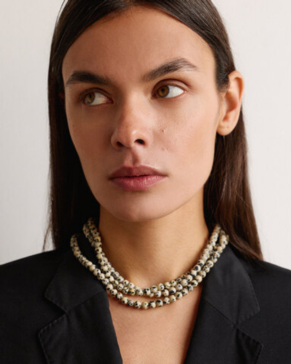 Нить из долматиновой яшмы