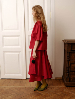 Блузка с рукавами-фонариками и капелькой на спине из вишневого батиста