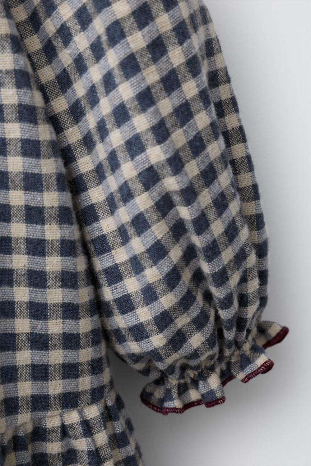 ZARA ПЛАТЬЕ В КЛЕТКУ С ВОЛНИСТОЙ ОТОРОЧКОЙ, СИНИЙ