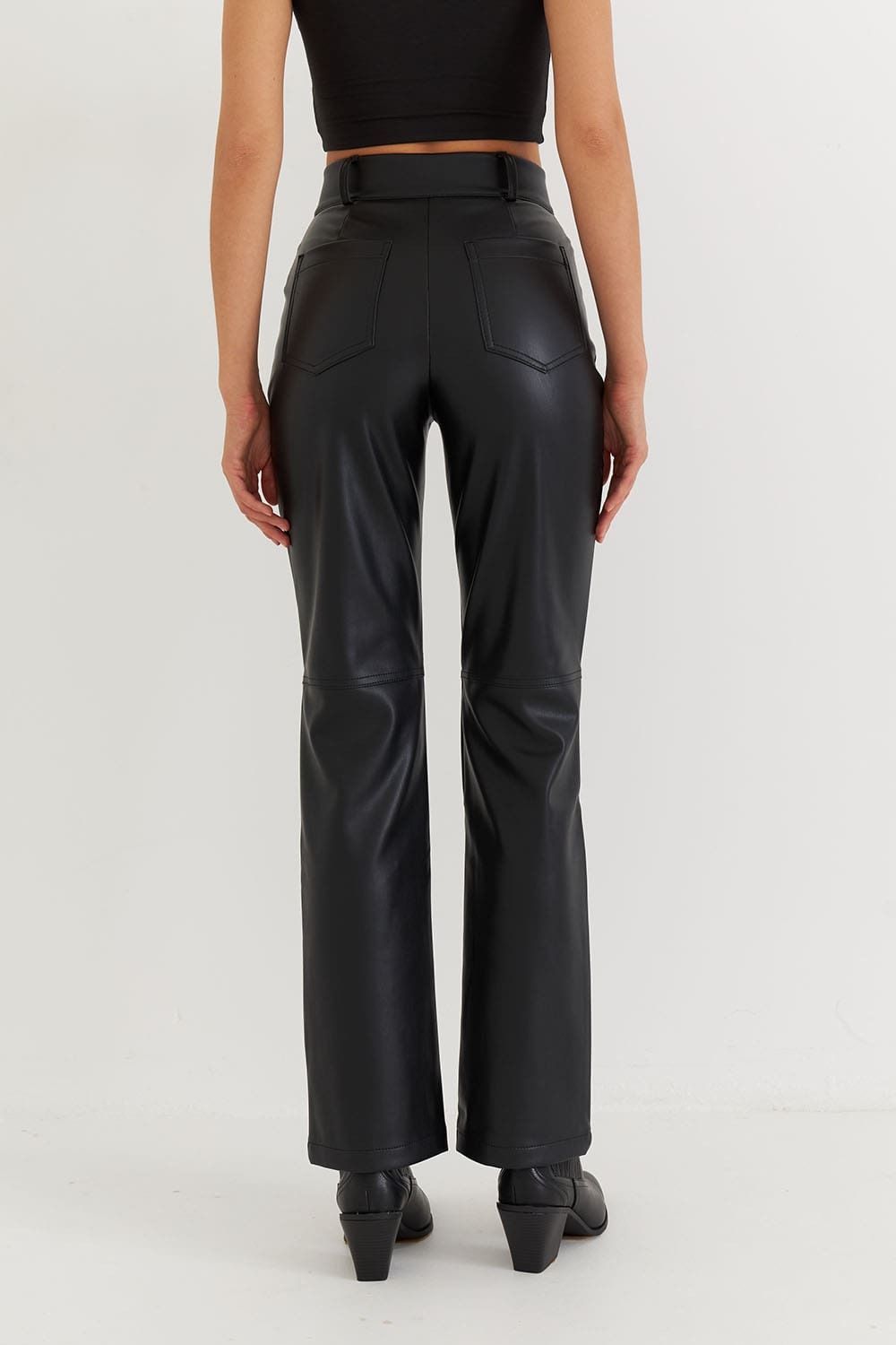 Брюки из экокожи прямые черного цвета