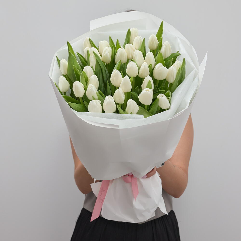 Букет из 35 белых тюльпанов в оформление