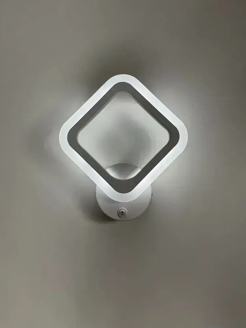 Бра с кнопкой, настенный светодиодный светильник белый, ромб, квадрат 8822/1 WH, 16 ВТ, комнатное освещение 5 кв. м. 1801