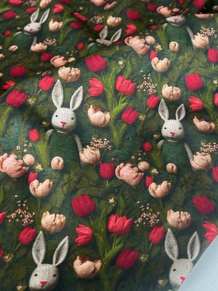 ВЯЗАНЫЙ ЗАЙЧИК С ТЮЛЬПАНАМИ, 100% хлопок 3