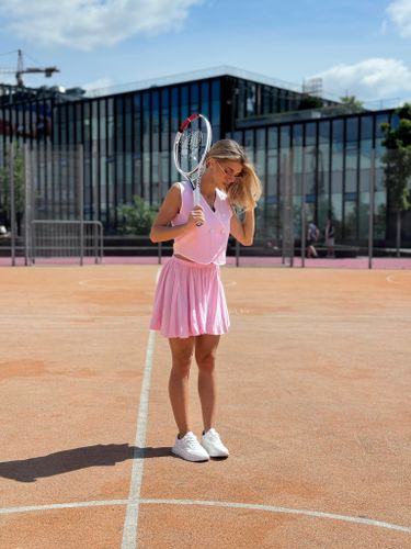 Розовый костюм из жилета и юбки