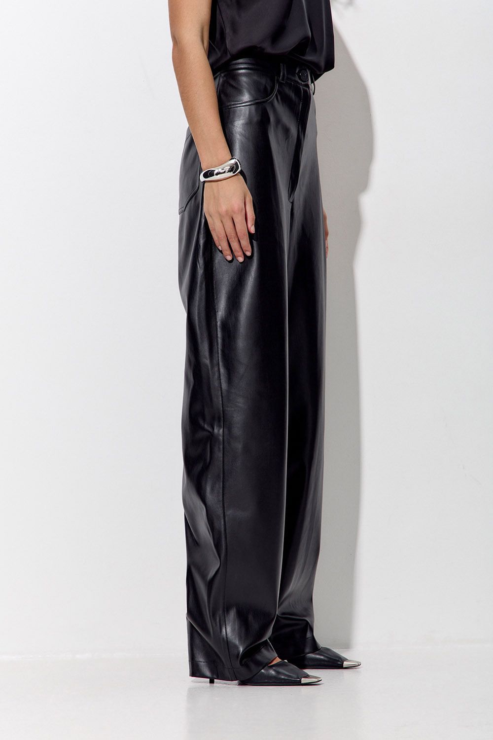 Брюки Baggy из экокожи черного цвета