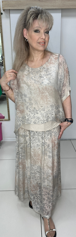 Нарядный итальянский костюм с пайетками и юбкой