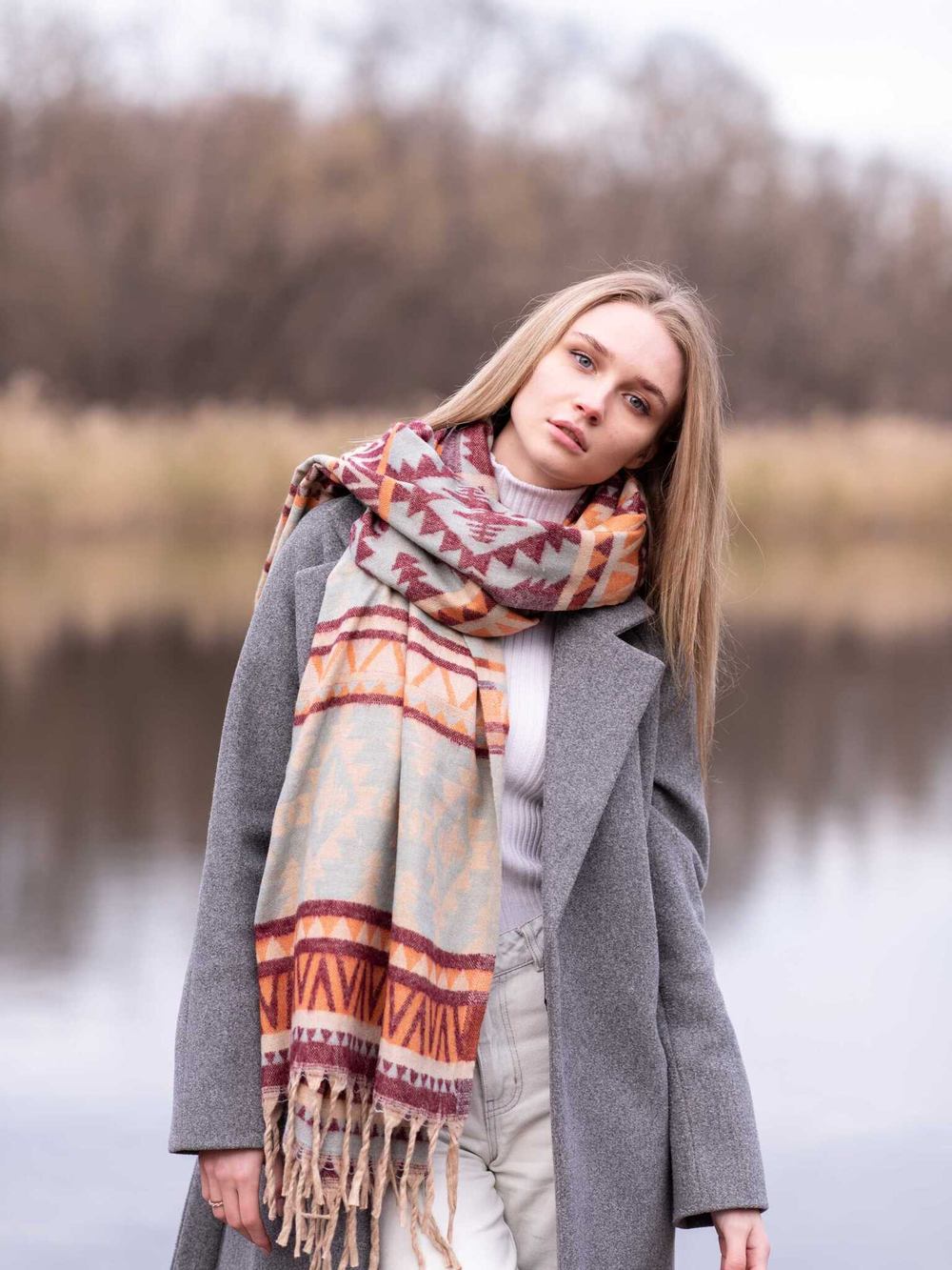 Теплый палантин с орнаментом