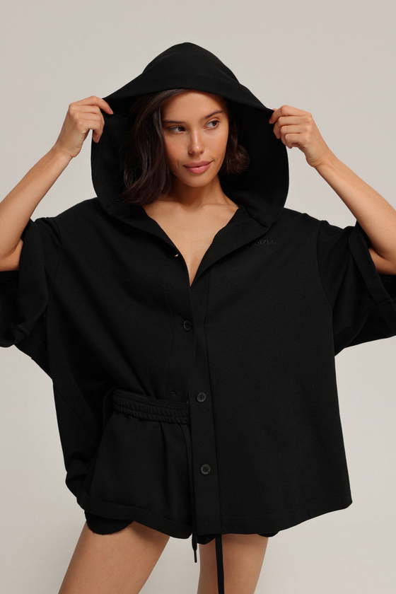 Футболка на пуговицах с капюшоном
