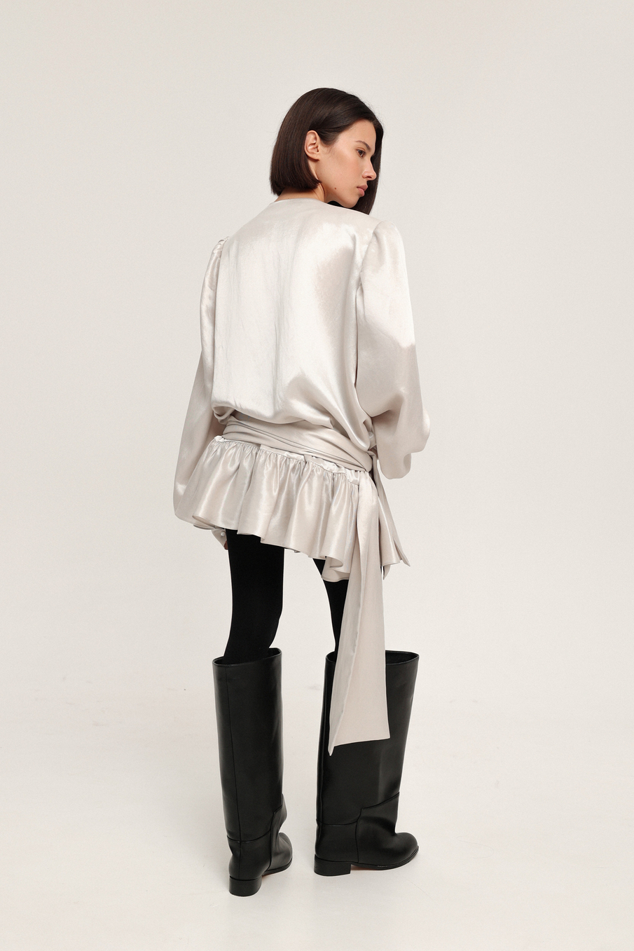 Платье с воланом