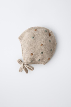 ZARA ТРИКОТАЖНЫЙ ЧЕПЧИК С ШАРИКАМИ, СВЕТЛО-БЕЖЕВЫЙ