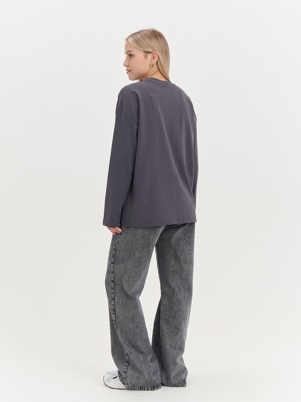 Лонгслив оверсайз с велюровым эффектом "Графит" женский