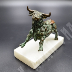 Бронзовая статуэтка быка на мраморном постаменте. Из серии «Toro». Бронза, мрамор, литьё. Испания ХХ