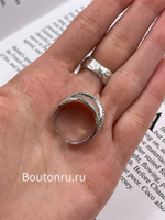 Кольцо серебристое с камнями и стразами