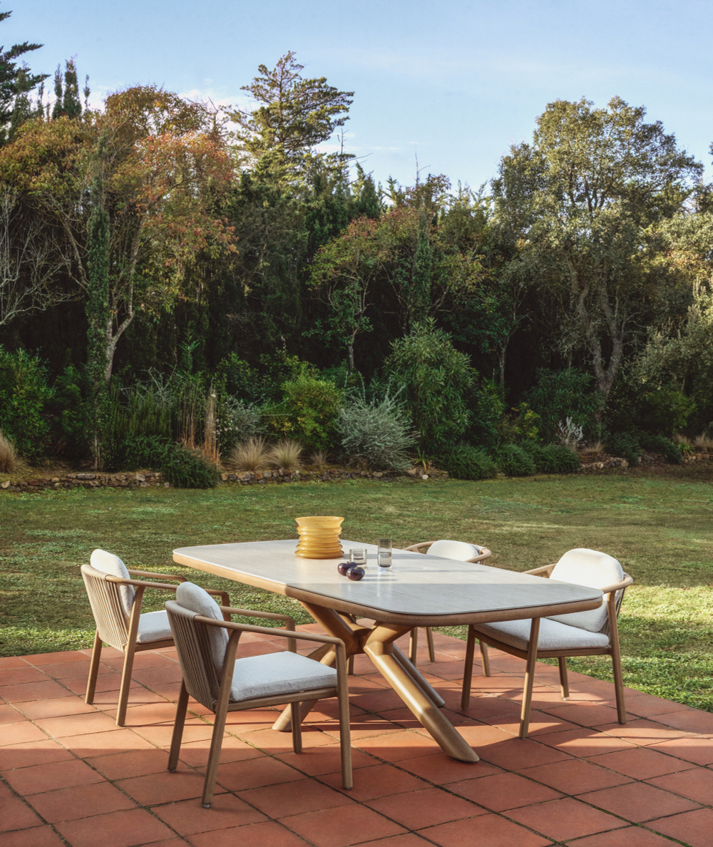 Уличный стол Mirtia из алюминия с отделкой под дерево и кремового спеченного камня, 240 x 110 см