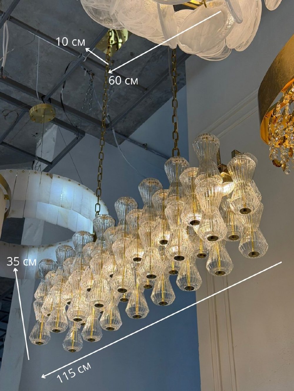 Эффектная люстра с множеством рифлёных стеклянных плафонов на золотом основании ✨