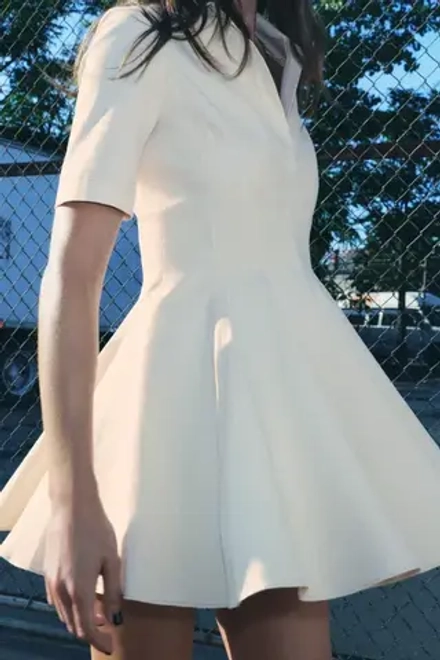 ZARA ПЛАТЬЕ С ВОРОТНИКОМ ПОЛО И ДЕКОРАТИВНОЙ СТРОЧКОЙ — ZW COLLECTION, ЭКРЮ