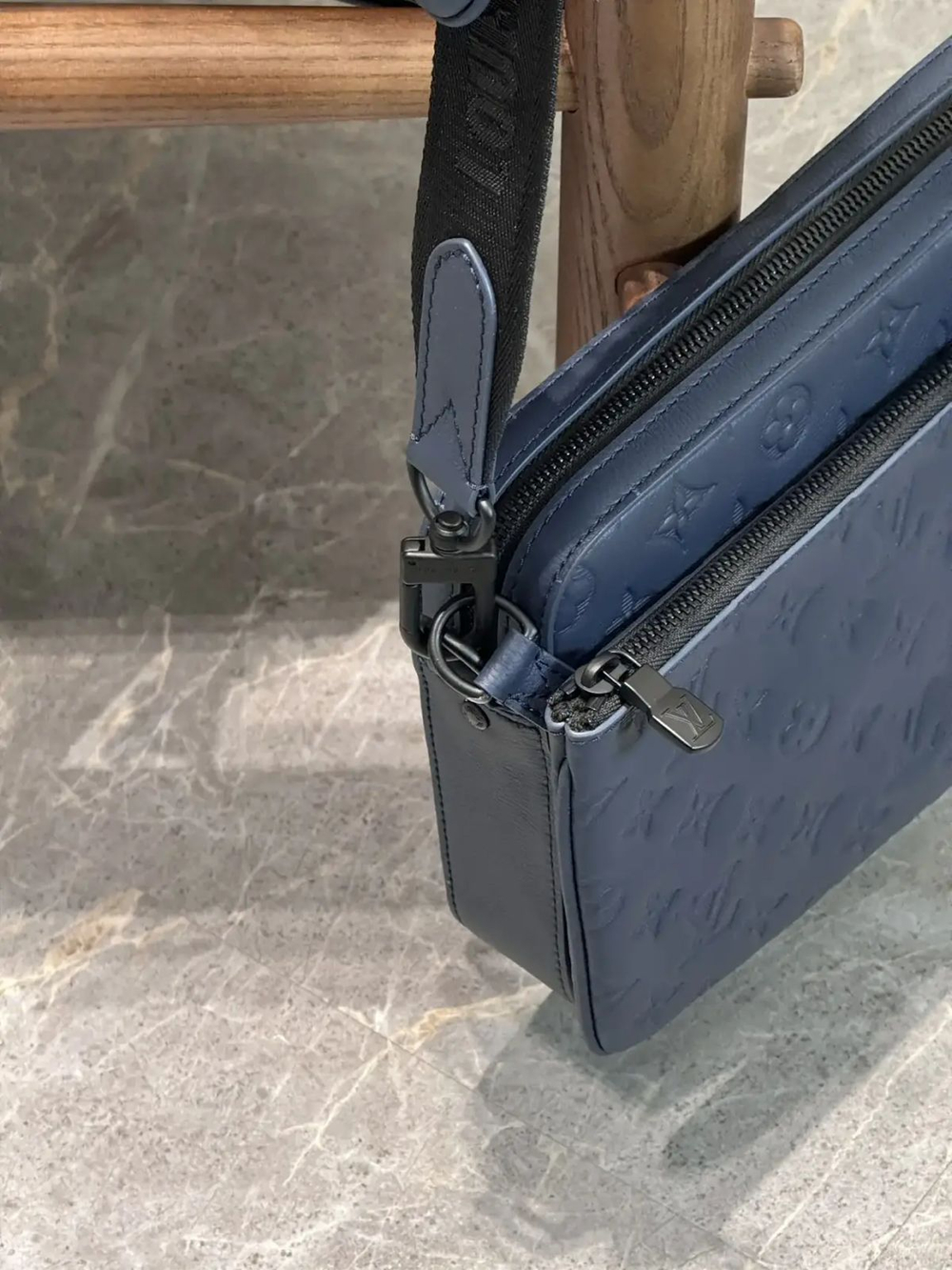 Сумка-мессенджер Louis Vuitton