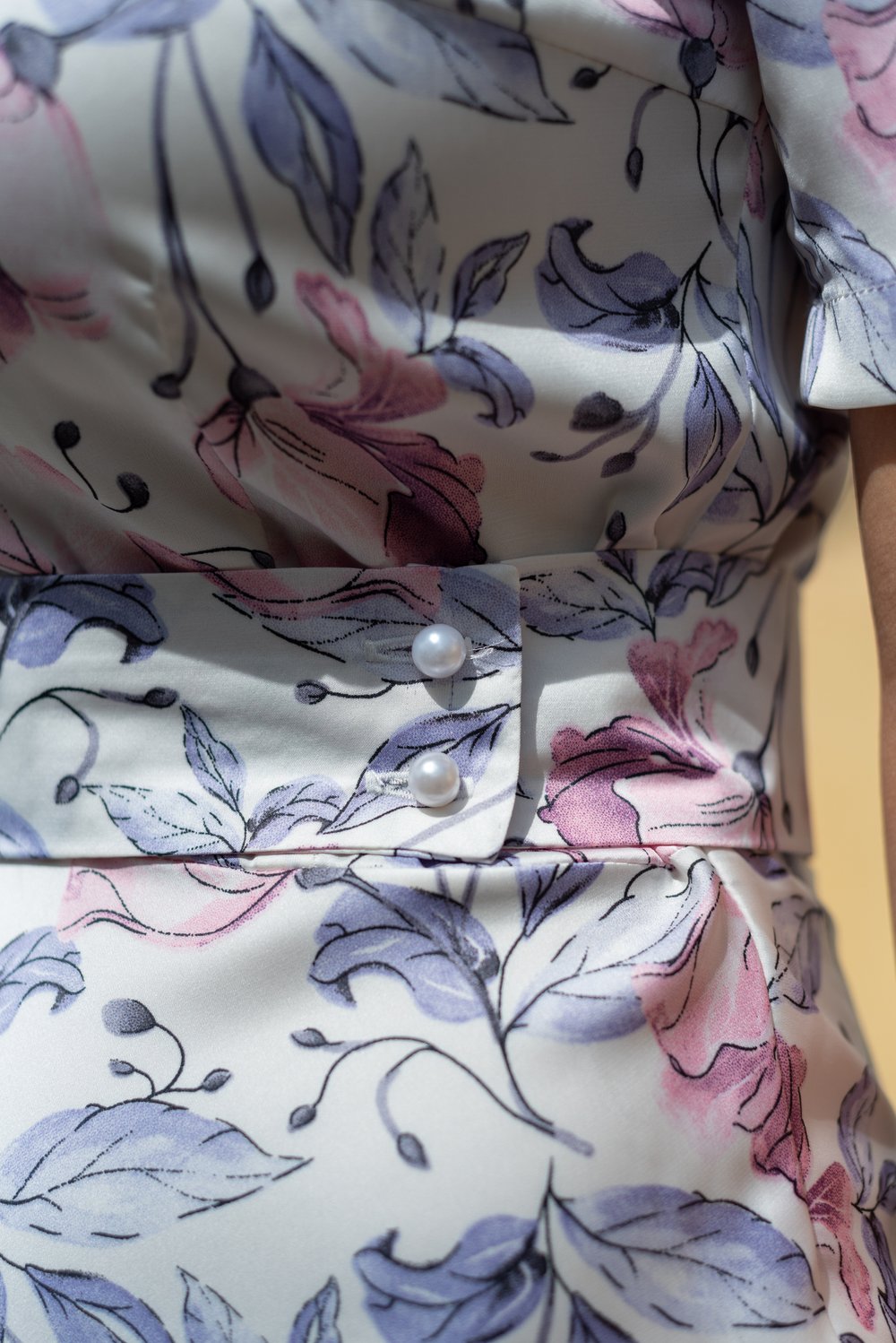 Платье с розовыми цветами