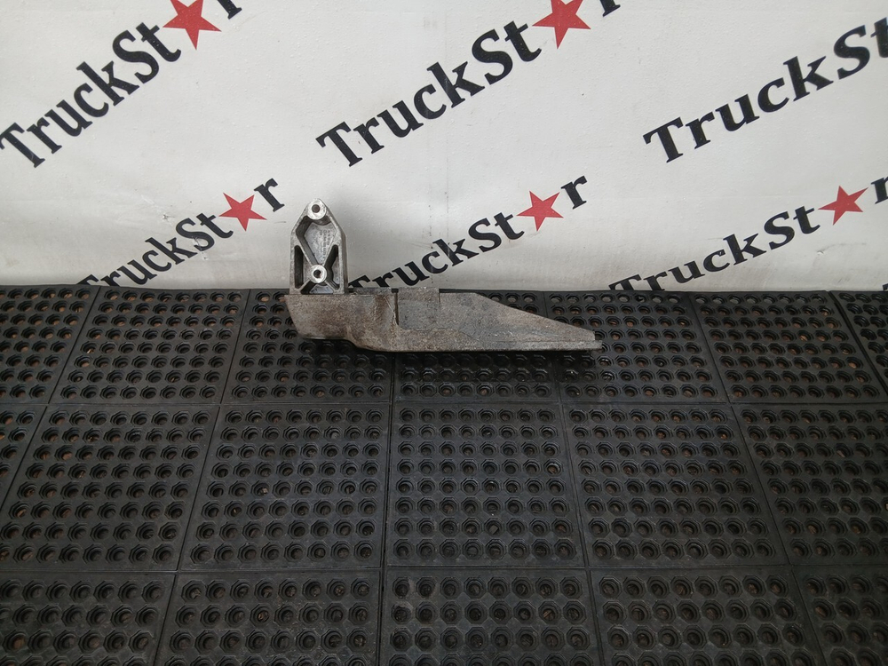 Кронштейн подножки левый