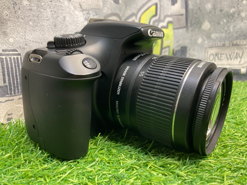 Canon 1100D kit 18-55mm 3.5-5.6 IS ll 2.600 кадров