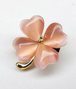 Брошка "Четырехлистный клевер".  Символ удачи. Оберег от сглаза. Цвет розовый. Желтый
