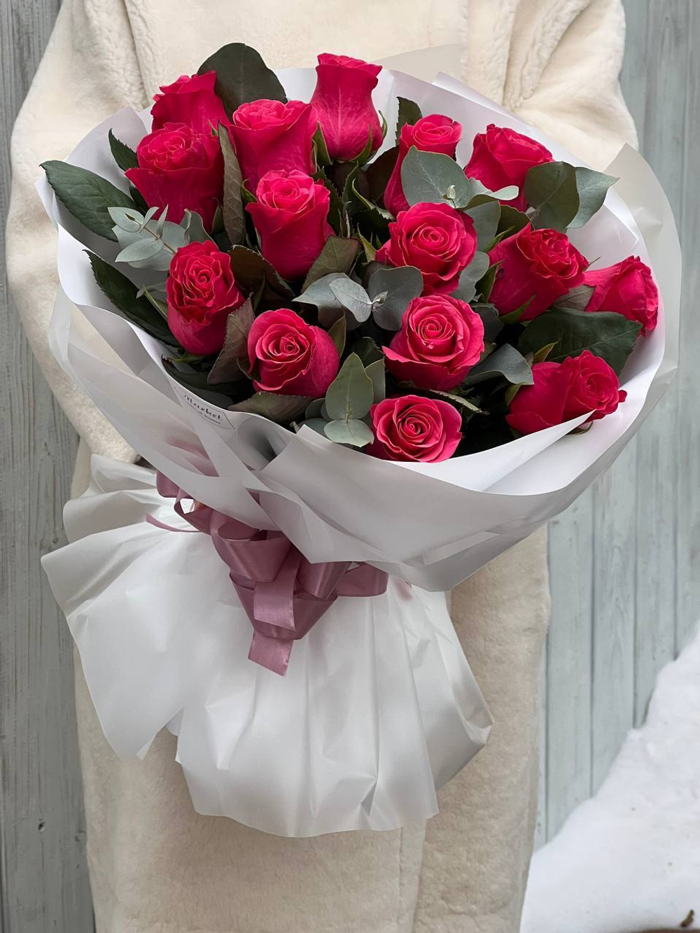 Роза сорта "Tacazzi" и ароматный эвкалипт в дизайнерском оформлении