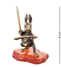 AM- 983 Фигурка «Заяц Самурай с мечами» (латунь, янтарь)