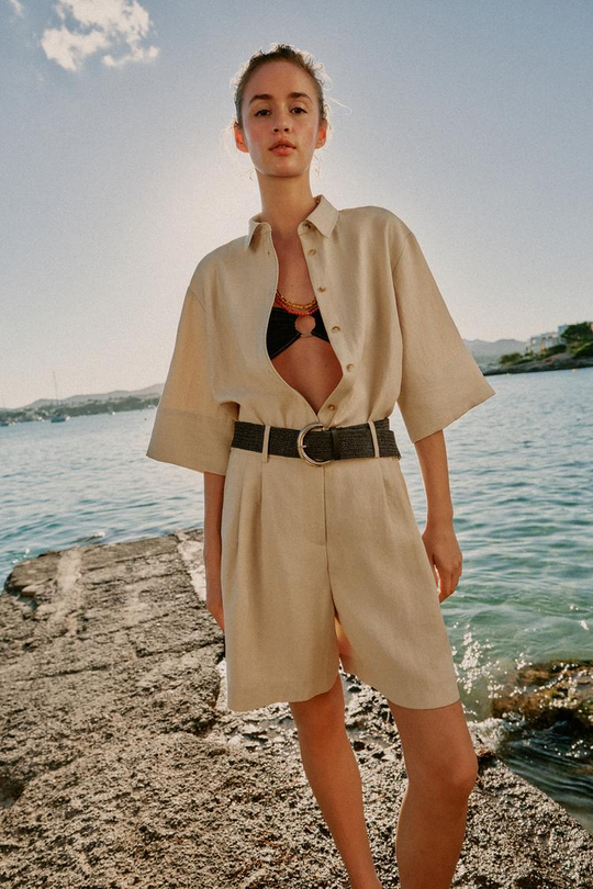 ZARA ШОРТЫ С ЗАЩИПАМИ И РЕМНЕМ, БЕЖЕВЫЙ
