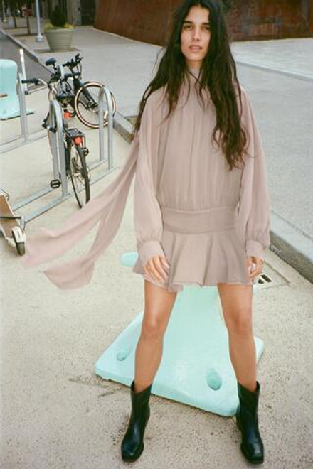 ZARA КОРОТКОЕ ПЛАТЬЕ ИЗ СТРУЯЩЕЙСЯ ТКАНИ С ЗАВЯЗКАМИ, ТЕМНО-СОЛОМЕННЫЙ
