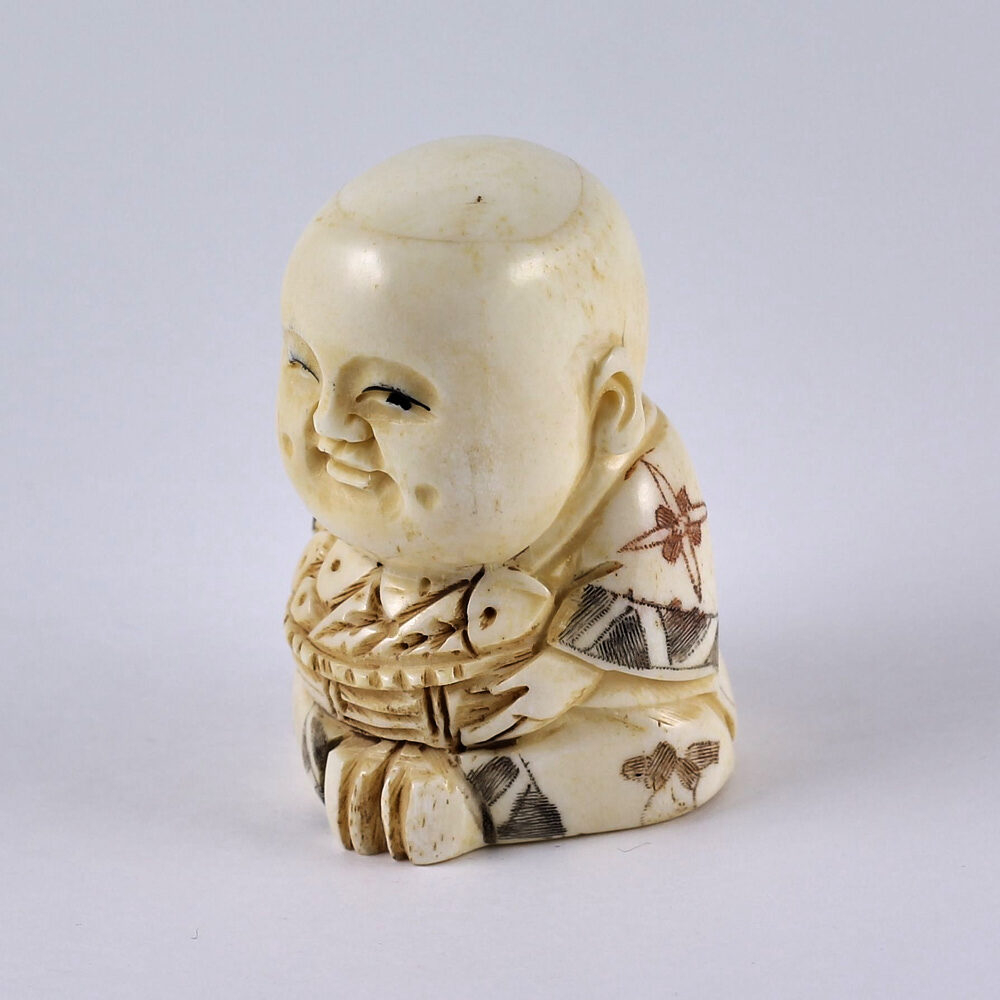 Нэцкэ Мальчик Карако с корзиной рыбы