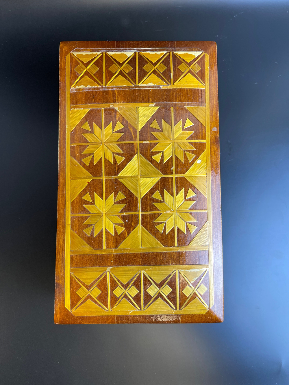 Шкатулка (ларец) прямоугольной формы, дерево, СССР, 1970-1980 гг. Небольшие отслоения с правой стороны.