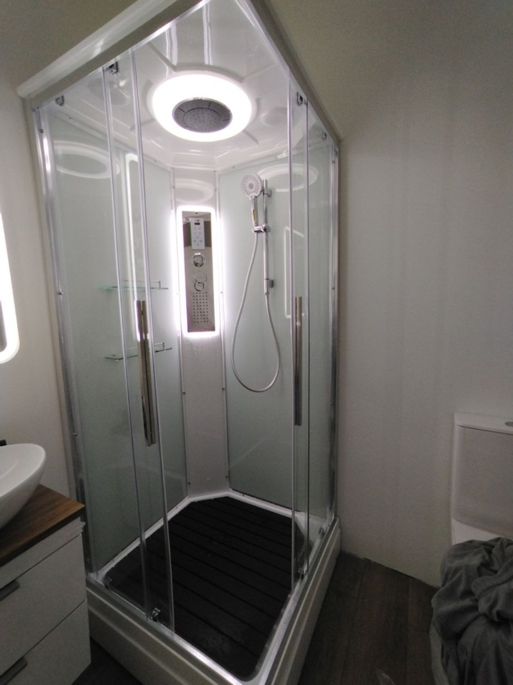 Душевая кабина AvaCan (АваКан) K2010LED с низким поддоном, с ГМ, с электрикой и LED освещением, 100х100х220