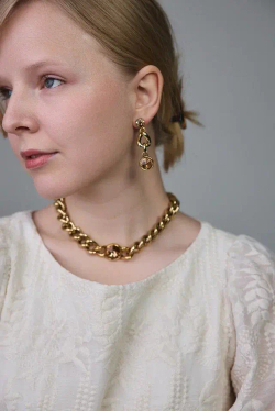 Серьги пусеты плоская цепь с персиковыми кристаллами Swarovski, оттенок золото