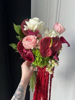 Свадебный букет из гортензии, одноголовых роз, калл, зелени, антуриума и амаранта