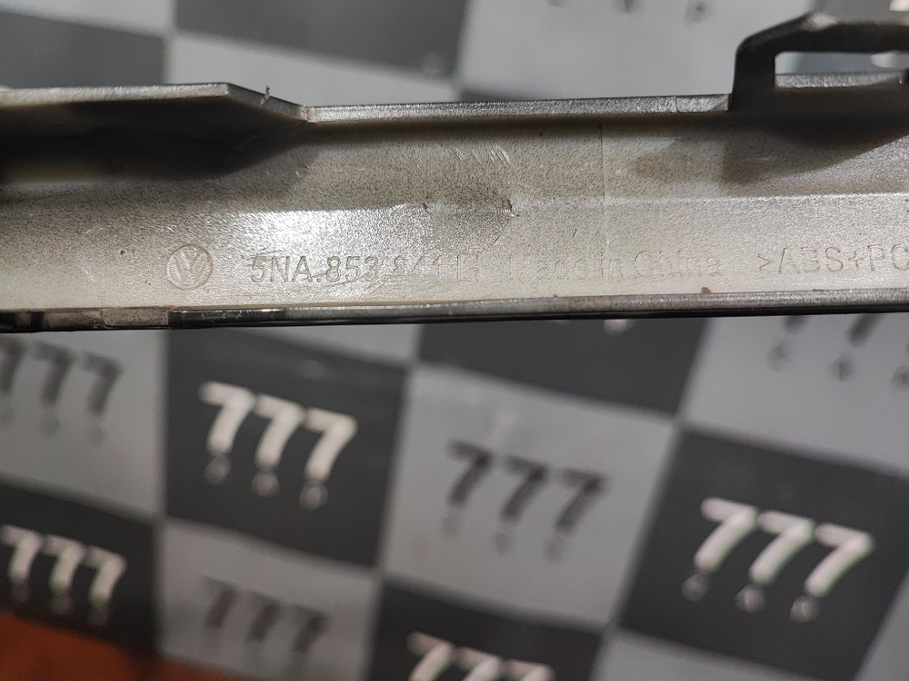 Молдинг заднего бампера Volkswagen Tiguan 2 16-20 Б/У Оригинал 5NA853841LI