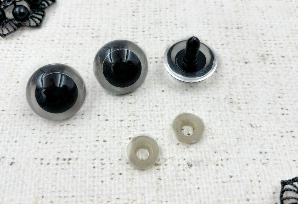 Глазки винтовые с фиксатором, d 2,4 см