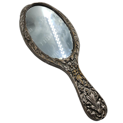 Ручное зеркало. Чеканка, посеребрение, металлический сплав, зеркало. До 1917 г.