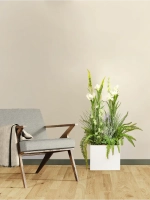 Напольная композиция из искусственных растений и цветов