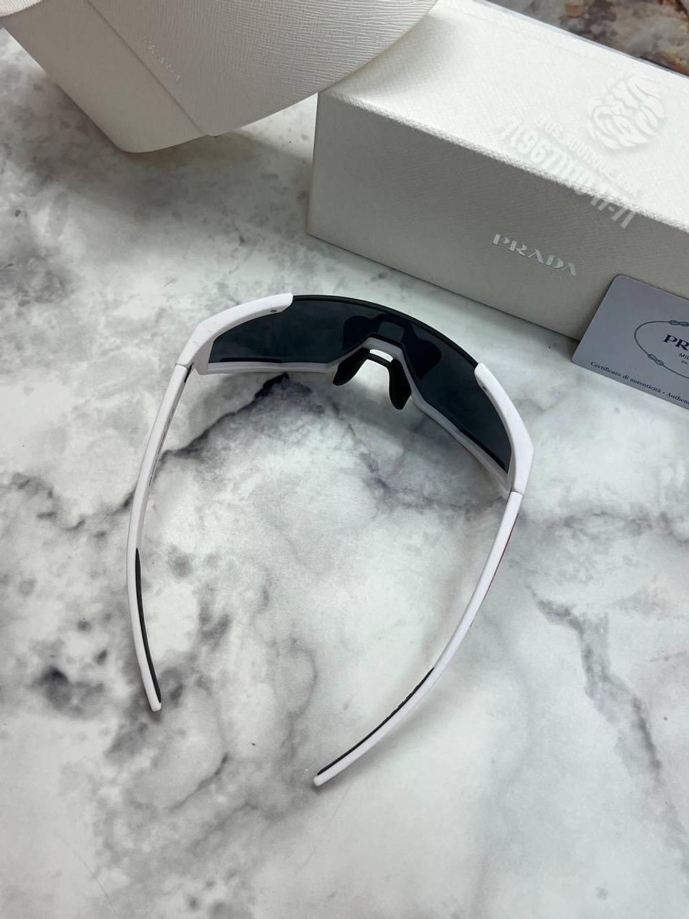 Солнечные очки Prada