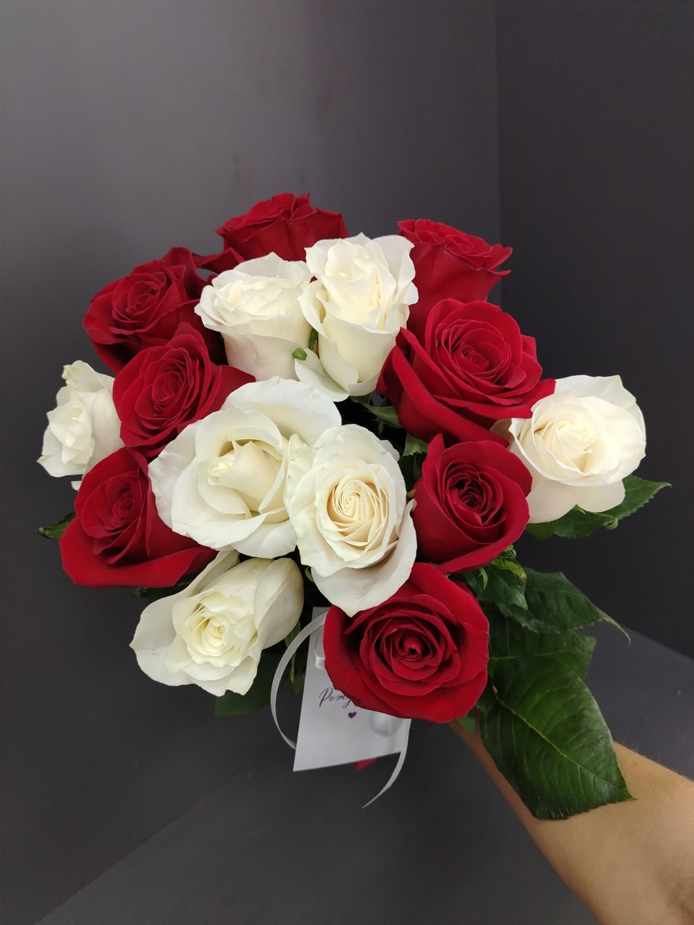 11 роз микс красных и белых в упаковке