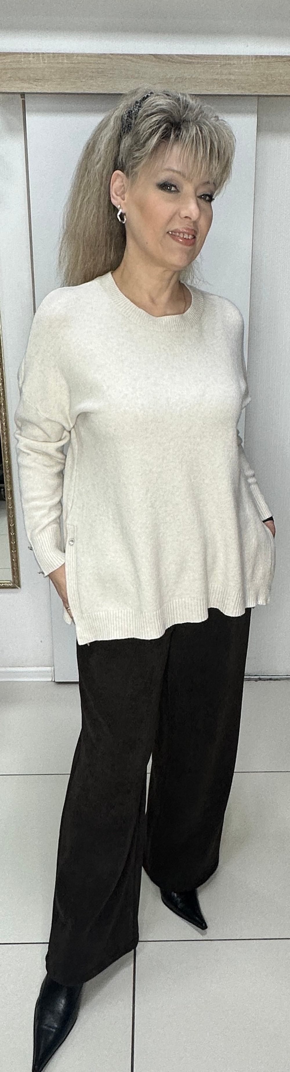 Бежевый джемпер с разрезами по бокам