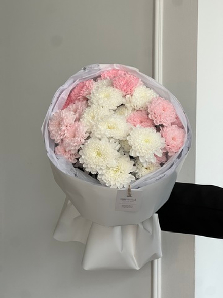 Букет из хризантемы в розовом и белом оттенках