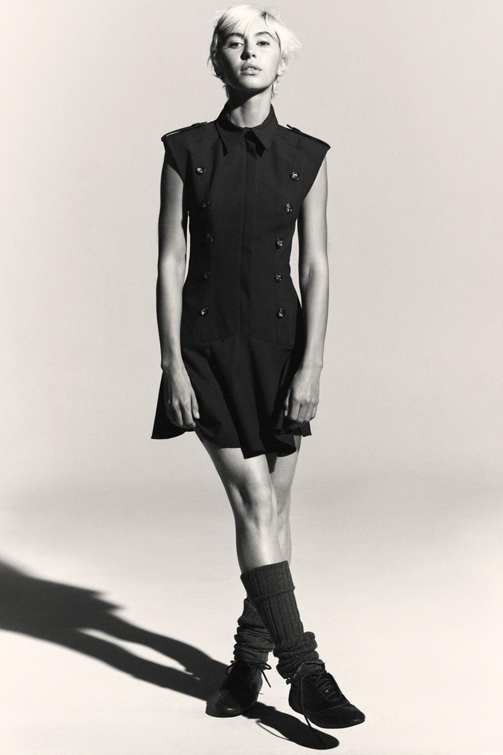 ZARA КОРОТКОЕ ПЛАТЬЕ С ПОДПЛЕЧНИКАМИ И ВОЛАНАМИ, ТЕМНО-ЗЕЛЕНЫЙ