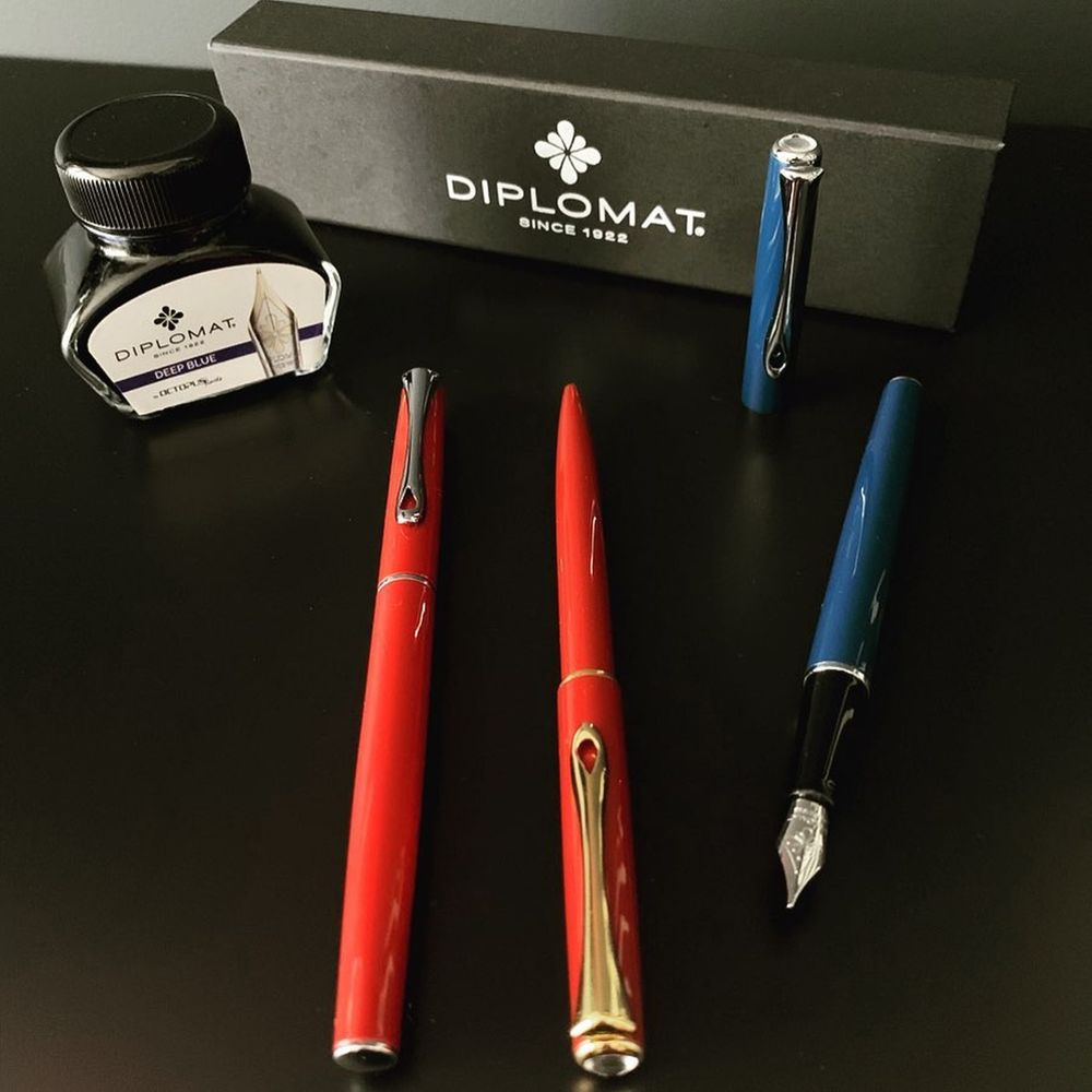 Шариковая ручка Diplomat Traveller dark красная (D40709040) 4