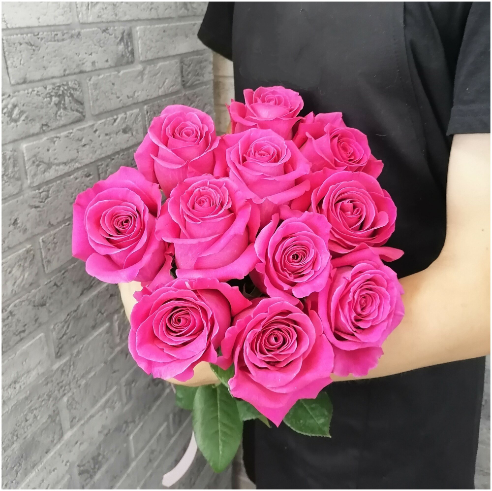 Букет из свежих живых цветов 11 розовых роз с лентой, купить с доставкой