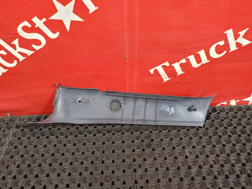 Накладка стойки лобового стекла правая