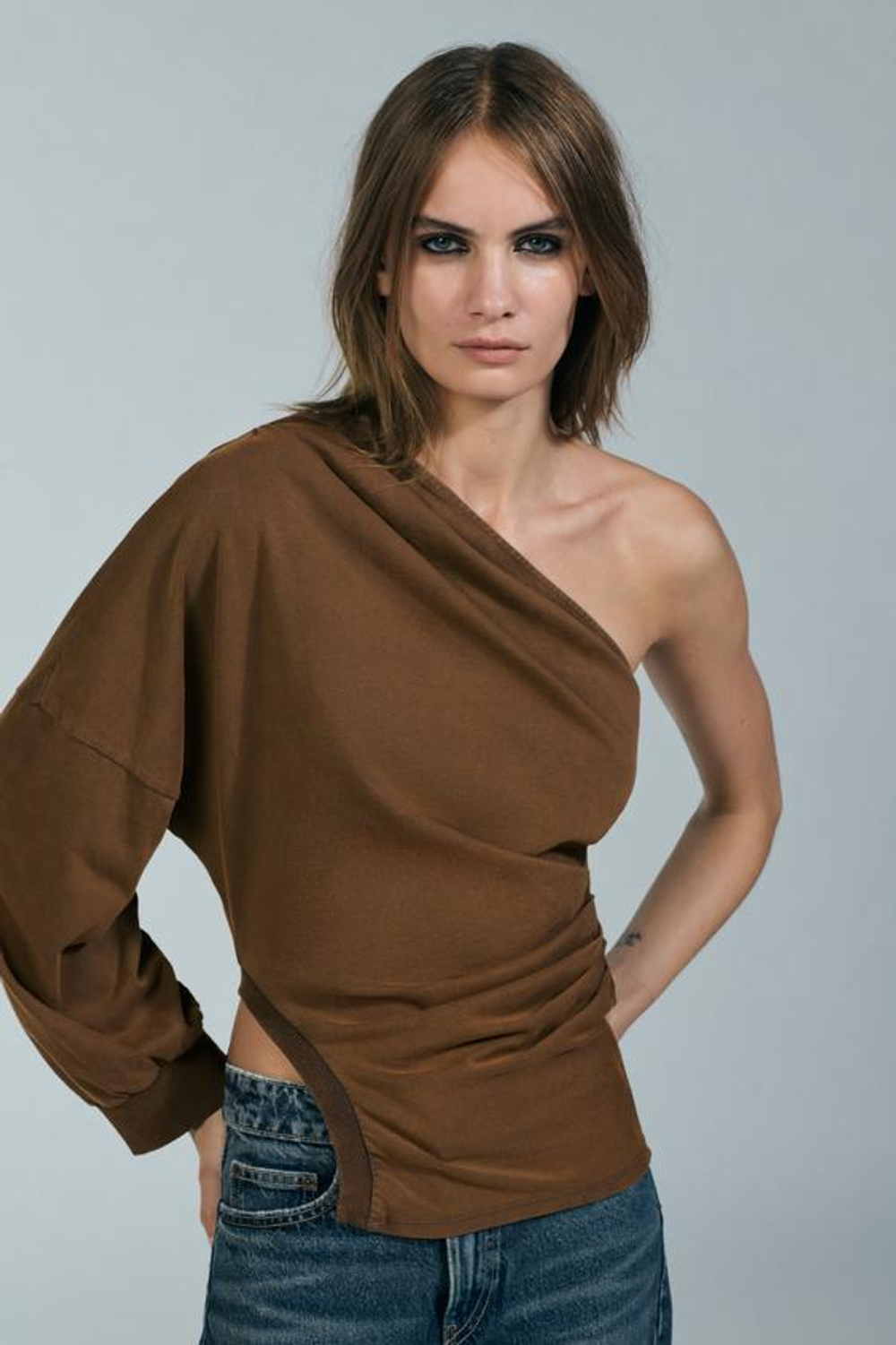 ZARA АСИММЕТРИЧНЫЙ ТОП С ЭФФЕКТОМ ПОТЕРТОСТИ, СВЕТЛО-КОРИЧНЕВЫЙ